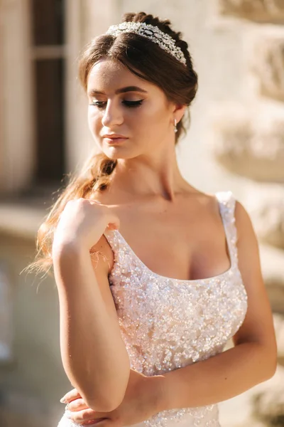 Retrato de noiva jovem em vestido de noiva branco ao ar livre. Maquiagem de moda — Fotografia de Stock