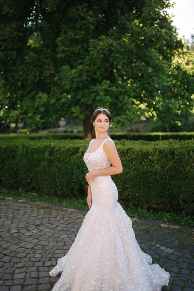 Jovem modelo feminina em vestido de noiva ao ar livre. Foto de moda da noiva — Fotografia de Stock