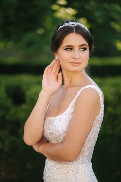 Portrait de jeune mariée en robe de mariée blanche à l'extérieur. Maquillage mode — Photo