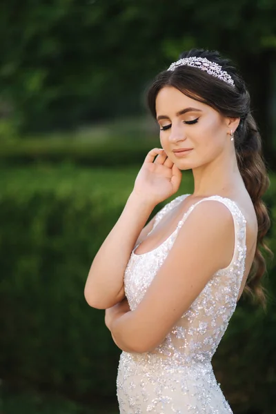 Portrait de jeune mariée en robe de mariée blanche à l'extérieur. Maquillage mode — Photo