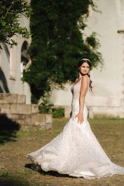 Молода жіноча модель у весільній сукні на відкритому повітрі. Модне фото нареченої — стокове фото