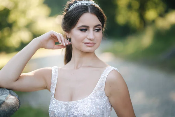 Retrato de noiva jovem em vestido de noiva branco ao ar livre. Maquiagem de moda — Fotografia de Stock