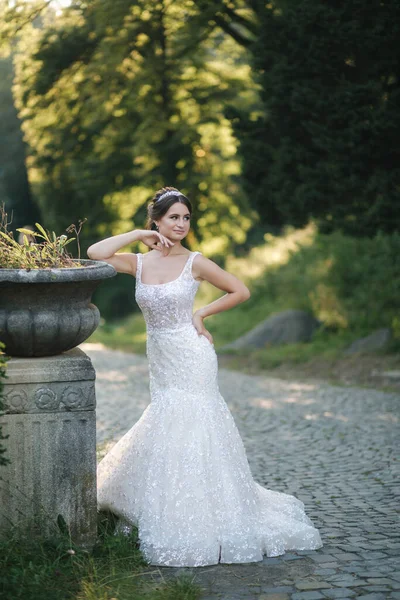 Jovem modelo feminina em vestido de noiva ao ar livre. Foto de moda da noiva — Fotografia de Stock