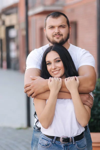 Close-up portrait of beautiful couple in city. Attractive young woman with her boyfriend — Stock Photo, Image