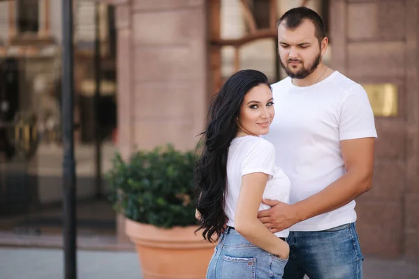 Un hombre caminando por la ciudad con su encantadora novia. Pareja feliz —  Fotos de Stock