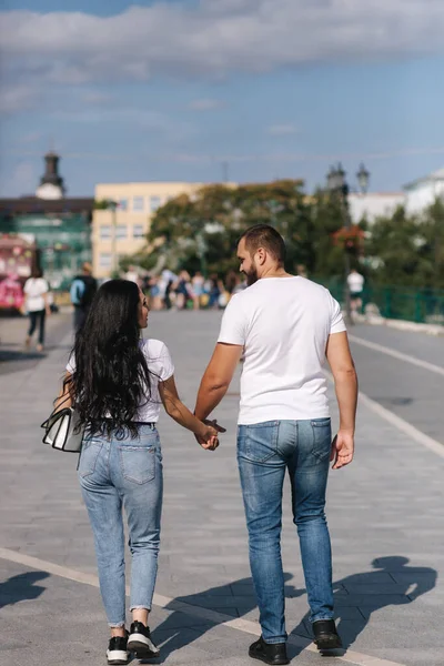 Un hombre caminando por la ciudad con su encantadora novia. Pareja feliz — Foto de Stock