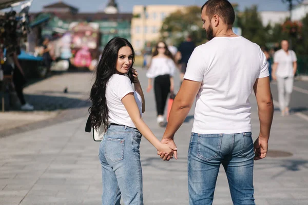 Un hombre caminando por la ciudad con su encantadora novia. Pareja feliz — Foto de Stock