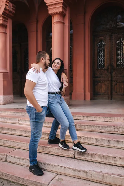 Deux personnes en dessous marchant dans la ville. Beau couple en denim et t-shirt blanc avoir du plaisir — Photo