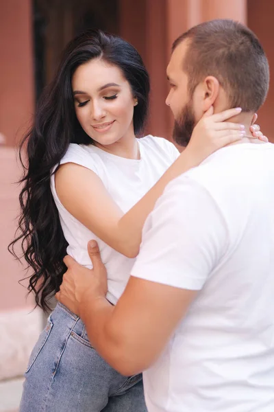 Retrato de pareja feliz en blanco caminando por la ciudad —  Fotos de Stock