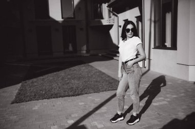 Güzel esmer model fotoğrafçıya açık havada poz veriyor.