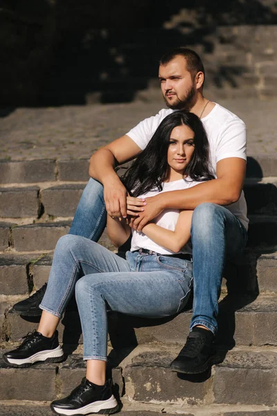 Mann und Frau sitzen auf der Treppe im Zirkus. Sonnenschein — Stockfoto