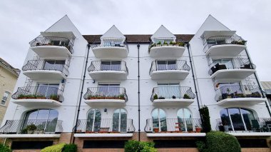 Dartmouth, Devon, İngiltere 'de Oxford Caddesi' ndeki bir yerleşim yerinin modern mimarisi.