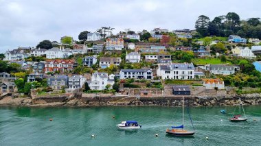 Nehir dartı ve yelkenli teknelerinin kıyısında Kingswear adında büyüleyici bir kıyı kasabası olan manzara manzarası, Devon, İngiltere