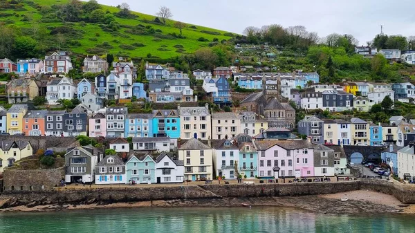 Kalenin bir yolcu gemisinin güvertesinden ve Dartmouth, Devon, İngiltere 'deki Bayard Cove rıhtımından görüntü.