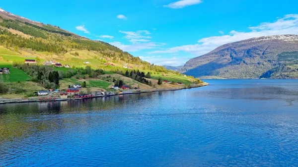 Bir yolcu gemisinin güvertesinden Norveç fiyordunun resimli kıyılarına bakıyorum.