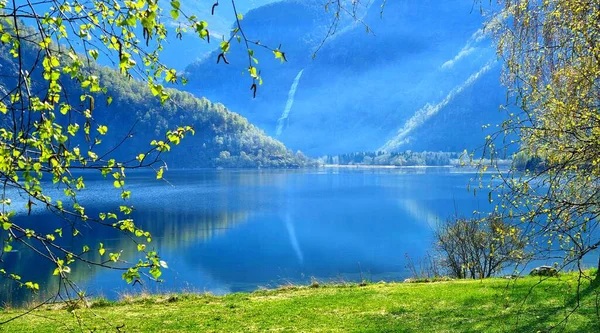 Norveç 'in sisli bir sabahında mavi Eidsvatnet Gölü' nün manzarası