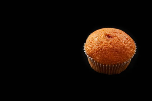 Taart Geïsoleerd Een Zwarte Achtergrond Muffin Cherry Belegde — Stockfoto