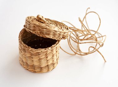 hasır sepetleri, kendi elleriyle, izole, kaput, üzerinde beyaz bir arka plan ile sepet sepet,