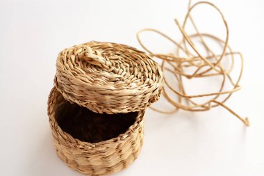 hasır sepetleri, kendi elleriyle, izole, kaput, üzerinde beyaz bir arka plan ile sepet sepet,