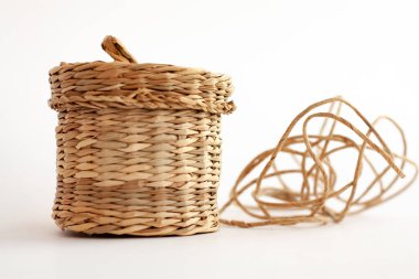 hasır sepetleri, kendi elleriyle, izole, kaput, üzerinde beyaz bir arka plan ile sepet sepet,