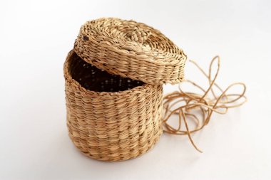 hasır sepetleri, kendi elleriyle, izole, kaput, üzerinde beyaz bir arka plan ile sepet sepet,