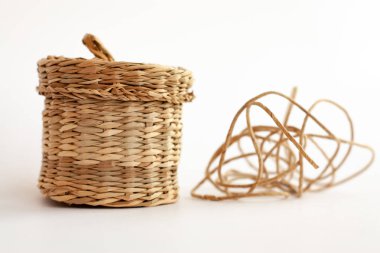 hasır sepetleri, kendi elleriyle, izole, kaput, üzerinde beyaz bir arka plan ile sepet sepet,