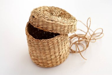 hasır sepetleri, kendi elleriyle, izole, kaput, üzerinde beyaz bir arka plan ile sepet sepet,