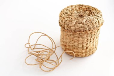 hasır sepetleri, kendi elleriyle, izole, kaput, üzerinde beyaz bir arka plan ile sepet sepet,