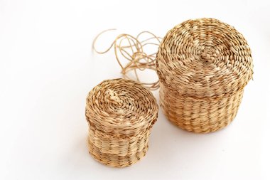 hasır sepetleri, kendi elleriyle, izole, kaput, üzerinde beyaz bir arka plan ile sepet sepet,