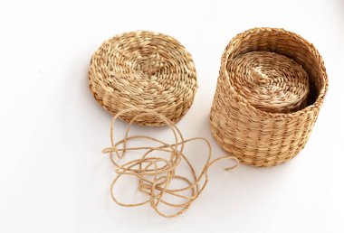 hasır sepetleri, kendi elleriyle, izole, kaput, üzerinde beyaz bir arka plan ile sepet sepet,