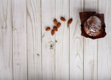 bir fincan çay, kamera, tarçın, baharat, kek, süt, ekmek, Yeşiller, çörek, çikolatalı çörek, marmelat, pembe somun ile masada pişirme, kitap, kek, muffin