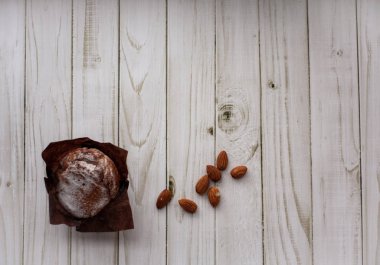 bir fincan çay, kamera, tarçın, baharat, kek, süt, ekmek, Yeşiller, çörek, çikolatalı çörek, marmelat, pembe somun ile masada pişirme, kitap, kek, muffin