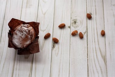 bir fincan çay, kamera, tarçın, baharat, kek, süt, ekmek, Yeşiller, çörek, çikolatalı çörek, marmelat, pembe somun ile masada pişirme, kitap, kek, muffin