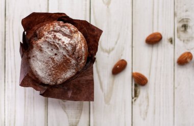 bir fincan çay, kamera, tarçın, baharat, kek, süt, ekmek, Yeşiller, çörek, çikolatalı çörek, marmelat, pembe somun ile masada pişirme, kitap, kek, muffin