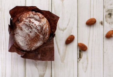 bir fincan çay, kamera, tarçın, baharat, kek, süt, ekmek, Yeşiller, çörek, çikolatalı çörek, marmelat, pembe somun ile masada pişirme, kitap, kek, muffin