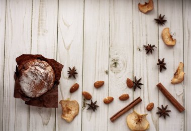 bir fincan çay, kamera, tarçın, baharat, kek, süt, ekmek, Yeşiller, çörek, çikolatalı çörek, marmelat, pembe somun ile masada pişirme, kitap, kek, muffin