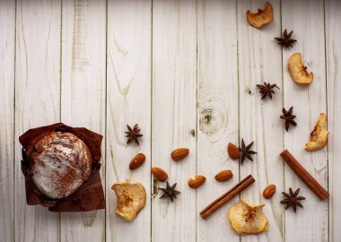 bir fincan çay, kamera, tarçın, baharat, kek, süt, ekmek, Yeşiller, çörek, çikolatalı çörek, marmelat, pembe somun ile masada pişirme, kitap, kek, muffin