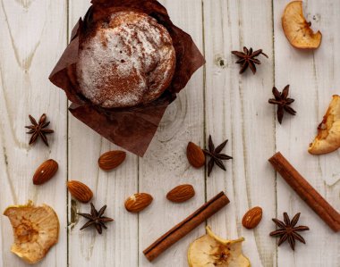 bir fincan çay, kamera, tarçın, baharat, kek, süt, ekmek, Yeşiller, çörek, çikolatalı çörek, marmelat, pembe somun ile masada pişirme, kitap, kek, muffin