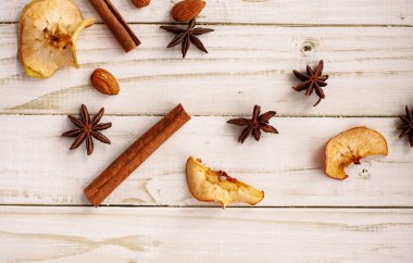 bir fincan çay, kamera, tarçın, baharat, kek, süt, ekmek, Yeşiller, çörek, çikolatalı çörek, marmelat, pembe somun ile masada pişirme, kitap, kek, muffin