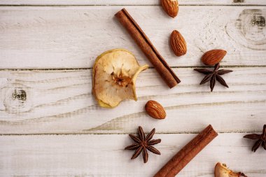 bir fincan çay, kamera, tarçın, baharat, kek, süt, ekmek, Yeşiller, çörek, çikolatalı çörek, marmelat, pembe somun ile masada pişirme, kitap, kek, muffin