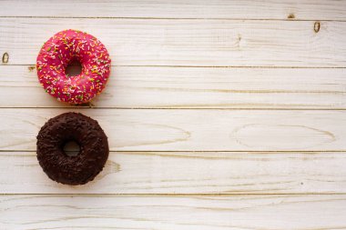 bir fincan çay, kamera, tarçın, baharat, kek, süt, ekmek, Yeşiller, çörek, çikolatalı çörek, marmelat, pembe somun ile masada pişirme, kitap, kek, muffin