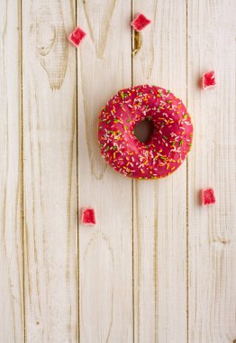 bir fincan çay, kamera, tarçın, baharat, kek, süt, ekmek, Yeşiller, çörek, çikolatalı çörek, marmelat, pembe, kitap somun ile masada pişirme