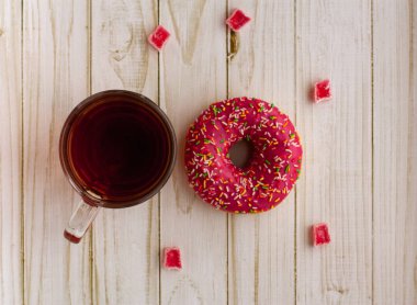 bir fincan çay, kamera, tarçın, baharat, kek, süt, ekmek, Yeşiller, çörek, çikolatalı çörek, marmelat, pembe, kitap somun ile masada pişirme