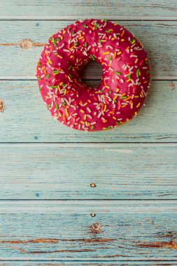 bir fincan çay, kamera, tarçın, baharat, kek, süt, ekmek, Yeşiller, çörek, çikolatalı çörek, marmelat, pembe, kitap somun ile masada pişirme