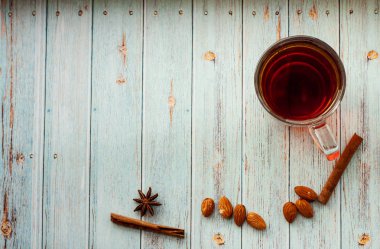 bir fincan çay, kamera, tarçın, baharat, kek, süt, ekmek, Yeşiller, çörek, çikolatalı çörek, marmelat, pembe, kitap somun ile masada pişirme