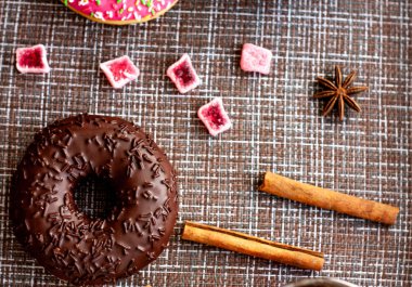 bir fincan çay, kamera, tarçın ile masada pişirme, baharat, kek, süt, ekmek, Yeşiller, çörek, çikolatalı çörek, marmelat, somun pembe