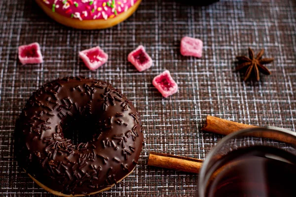 Backen Auf Dem Tisch Mit Einer Tasse Tee Kamera Zimt — Stockfoto