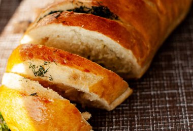 bir fincan çay, kamera, tarçın, baharat, kek, süt, ekmek, somun otlar ile masada pişirme