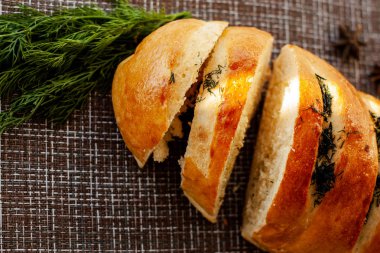 bir fincan çay, kamera, tarçın, baharat, kek, süt, ekmek, somun otlar ile masada pişirme