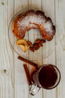 bir fincan çay, kamera, tarçın, baharat, kek, süt ile masada pişirme